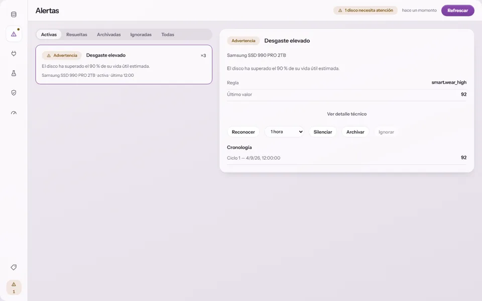 Pantalla de alertas de SmartDisk Monitor con aviso de desgaste, cronología y acciones de seguimiento